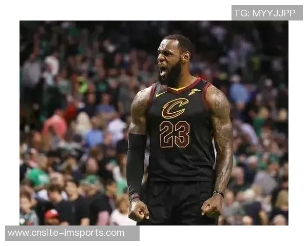 詹姆斯训练中全力指挥防守轮转声音嘶哑展现领袖风范