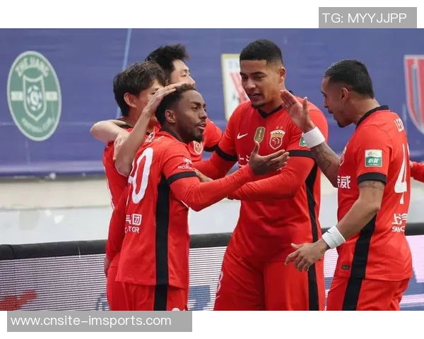 上海海港客场小胜大连英博成功夺得中超三连冠荣耀